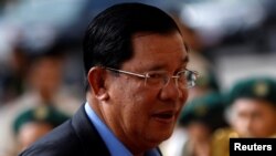 រូបឯកសារ៖ លោកនាយក​រដ្ឋ​មន្ត្រី ហ៊ុន សែន ចូលរួម​ការ​ប្រារព្ធ​ទិវា​សិទ្ធិកុមារ​នៅទីក្រុង​ភ្នំពេញ កាលពី​ថ្ងៃទី៣១ ខែឧសភា ឆ្នាំ២០១៦។ (REUTERS/Samrang Pring)