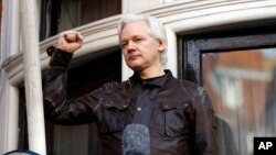 Julian Assange menyalami pendukungnya dari jendela Kedutaan Ekuador di London, Inggris (foto: dok).
