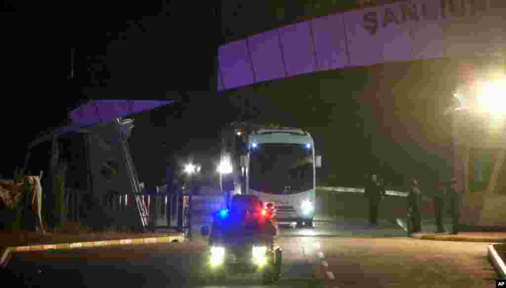 Peshmerga kuchlari joylashgan harbiy mashinalar Shonli Urfa xalqaro aeroportidan Kobani sari yo'lga chiqmoqda, Turkiya, 29-oktabr, 2014-yil. 