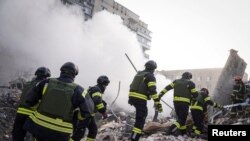 Фото: Рятувальні операції на розвалинах будівлі в Хмельницькому після російських обстрілів. Роздатковий матеріал Reuters