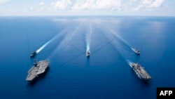 미 해군의 로널드레이건 핵항공모함과 복서 강습상륙함을 필두로 한 로널드레이건 항모강습단이 지난해 10월 남중국해를 항해하고 있다.