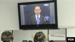 El presidente Lee Myung-bak de Corea del Sur anuncia su indignación por los ataques de Corea del Norte hacia su país.