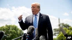 Presiden Donald Trump berbicara kepada para wartawan di South Lawn, Gedung Putih, di Washington, 14 Mei 2019.