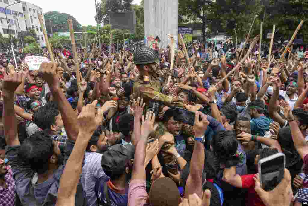 Protesters carry a member of the army on their shoulders as they celebrate Prime Minister Sheikh Hasina's resignation, in Dhaka, Aug. 5, 2024.&nbsp;