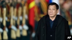 លោក​ប្រធានាធិបតី Rodrigo Duterte ពិនិត្យ​មើល​ទាហាន​កិត្តិយស​នៅ​ពេល​លោក​អញ្ជើញ​ទៅ​ដល់​ព្រលាន​យន្តហោះ Vnukovo II នៅ​ខាង​ក្រៅ​ក្រុង​មូស្គូ ប្រទេស​រុស្ស៊ី កាលពី​ថ្ងៃទី២២ ខែឧសភា ឆ្នាំ២០១៧។