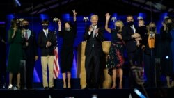 Novoizabrani predsednik SAD Donald Tramp sa suprugom Džil i članovima svoje porodice na pozornici u Vilmingtonu, odakle se obratio pristalicama (Foto: AP/Andrew Harnik/Pool)