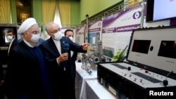 Presiden Iran Hassan Rouhani meninjau pencapai baru nuklir Iran dalam peringatan Hari Nuklir Nasional di Teheran, Iran, 10 April 2021. (Foto: WANA via Reuters)