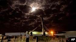 官媒新華社公佈的照片顯示中國軍隊東部戰區火箭軍部隊在官方所宣布的環台灣島戰備巡警和軍事演習期間發射導彈。(2023年4月7日)