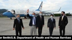 美國衛生部長阿扎爾(左二)抵達台北松山機場(2020年8月9日)