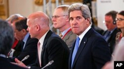 U.S. Secretary of State John Kerry (r) at the G8 meeting in London, April 11, 2013.