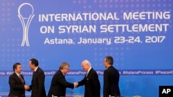 Para partisipan dari Turki, Rusia dan Iran saling berjabat tangan seusai menyepakati perjanjian menutup pembicaraan terkait perdamaian untuk Suriah di Astana, Kazakhstan, 24 Januari 2017. (Foto: dok).