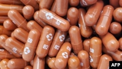 Foto selebaran ini diperoleh 26 Mei 2021 atas izin Merck & Co,Inc. menunjukkan pil antivirus Molnupiravir yang sedang diteliti untuk pengobatan COVID-19. (Merck & Co, Inc. / AFP)