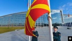 Podizanje zastave Severne Makedonije ispred sedišta NATO-a u Briselu, 30. marta 2020.