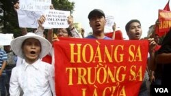 Demonstran di Hanoi memprotes intervensi Tiongkok atas Kepulauan di Laut Cina selatan yang diklaim sebagai wilayah Vietnam (foto: dok).