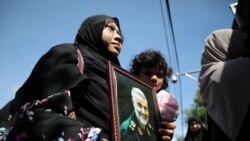 Žena drži fotografiju general-majora Kasema Sulejmanija na ceremoniji izražavanja saučešća ispred iranske ambasade u Kuala Lumpuru u Maleziji, 7. januara 2020.