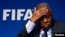 Le président par intérim de la FIFA Issa Hayatou lors d'une conférence de presse après une réunion du Comité exécutif au siège de la FIFA à Zurich, Suisse 3 décembre 2015.
