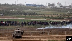 Izraelski vojnici na poziciji na granici sa Gazom, tokom protesta Palestinaca 30. marta 2019. (Foto: AP/Tsafrir Abayov)