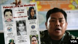Polisi Filipina menunjukkan daftar teroris Abu Sayyaf yang dicari di Filipina, termasuk Umar Patek (foto: dok.).