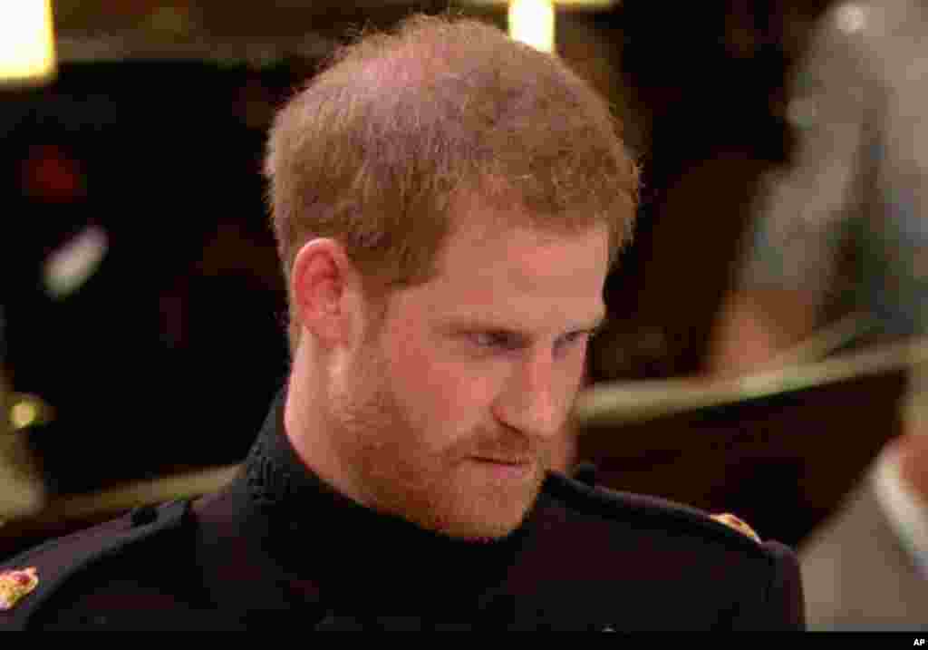 El príncipe Harry como exmiembro de la Armada Británica, rompe el protocolo de llevar barba mientras viste su uniforme, al casarse con la estadounidense Meghan Markle.