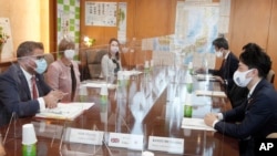 រូបឯកសារ៖ ប្រធាន​កិច្ច​ប្រជុំ​កំពូល​ COP ​លើកទី​២៦ លោក Alok Sharma (ឆ្វេង) និយាយ​ជាមួយ​រដ្ឋមន្ត្រី​បរិស្ថាន​ជប៉ុន លោក Shinjiro Koizumi (ស្ដាំ) នៅ​ទីក្រុង​តូក្យូ ប្រទេស​ជប៉ុន ថ្ងៃទី១៩ ខែមេសា ឆ្នាំ២០២១។ 