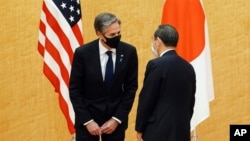 Yaponiya Bosh vaziri Yoshixide Suga (o'ngda) AQSh Davlat kotibi Entoni Blinken bilan, Tokio, Yaponiya, 2021-yil, 16-mart