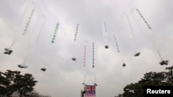 지난 2011년 12월 한국의 탈북민 단체 회원들이 경기도 파주의 임진각 망배단에서 북한으로 전단을 날리고 있다.