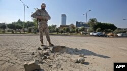 សមាជិក​ម្នាក់​នៃ​កង​សន្តិសុខ​អ៊ីរ៉ាក់ ចុះត្រួតពិនិត្យ​មើល​ការខូចខាត​នៅ​ខាងក្រៅ​ឧទ្យាន Zawraa ក្នុង​រដ្ឋធានី​បាកដាដ នៅ​ថ្ងៃទី១៨ ខែវិច្ឆិកា ឆ្នាំ២០២០ បន្ទាប់ពី​គ្រាប់រ៉ុកែតមួយចំនួន ​ត្រូវ​បាន​បាញ់​ទៅលើ​​រដ្ឋធានី​នៃ​ប្រទេស​អ៊ីរ៉ាក់។