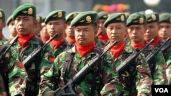 Anggota TNI berpawai dalam upacara pelantikan Panglima TNI tahun 2006 (foto: dok). Pemerintah Indonesia telah menetapkan anggaran pengadaan alat utama sistem senjata hingga 2014 sebesar Rp 99 Triliun.