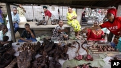 Wasu masu sayar da naman daji 