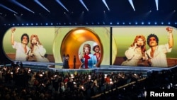 Леди Гага и Бруно Марс получают награду за лучшее поп-исполнение дуэтом за песню «Die With a Smile»