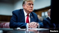 Aliyekuwa Rais wa Marekani, Donald Trump akiwasili katika mahakama ya jinai ya Manhattan akiwa na timu yake ya wanasheria huko New York, NY siku ya Jumatatu, Aprili 15, 2024. Jabin Botsford.REUTERS.
