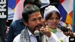 ថ្លែង​នៅក្នុង​ពេល​ការប្រមូលផ្តុំ​គ្នា​មួយ​ដើម្បី​ទាមទារ​ឲ្យ​ដោះលែង​បាតុករ​ដែល​ប្រឆាំង​នឹង​រដ្ឋាភិបាល​ដែល​ត្រូវ​បាន​ចាប់ខ្លួន​ក្នុង​ពេល​ការបង្ក្រាប​ដោយ​ប៉ូលិស​នៅក្នុង​ទីក្រុង​ភ្នំពេញ​ប្រទេស​កម្ពុជា នៅ​ថ្ងៃទី២០ ខែឧសភា ឆ្នាំ២០១៤។ 