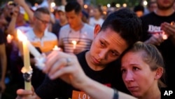 រូបឯកសារ៖ ពលរដ្ឋ​កាន់​​ទៀន​ដុត​រំឮក​វិញ្ញាណក្ខន្ធ​ជនរងគ្រោះ​នៃ​ការ​បាញ់​ប្រហារ​នៅ​ក្លឹប​រាត្រី Pulse ក្នុង​ក្រុង Orlando រដ្ឋហ្លូរីដា កាល​ពី​ថ្ងៃ​ទី១៣ ខែ​មិថុនា ឆ្នាំ​២០១៦។