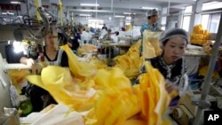 کارگران چینی مصروف تهیه لباس های محافظتی ایبولا اند