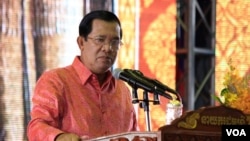 រូបឯកសារ៖ លោក​ នាយក​រដ្ឋមន្ត្រី ហ៊ុន សែន​ ថ្លែង​ទៅកាន់​មហាជន​ ក្នុង​កម្មវិធី​អបអរសាទរ​ការដាក់ប្រសាទ​សំបូរ​ព្រៃគុក​ ក្នុង​បញ្ជីរបេតិកភណ្ឌពិភពលោក​ នៅពហុកីឡាដ្ឋានជាតិអូឡាំពិក នៅរាជធានីភ្នំពេញ ​នៅថ្ងៃទី​១៧​ ខែកក្កដា ឆ្នាំ​២០១៧។ (អូន​ ឆេងប៉រ/​ VOA)