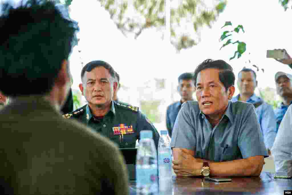 អភិបាល​រាជធានី​ភ្នំពេញ លោក ឃួង ស្រេង ជួប​ជាមួយ​អ្នកតំណាង​ប្រជាពលរដ្ឋ​មកពី​ខេត្ត​ក្រចេះ​ដើម្បី​ពិភាក្សា​អំពី​ដំណោះស្រាយ​និង​ទទួល​ញត្តិទាក់ទិន​នឹង​ជម្លោះ​ដី​ធ្លី នៅ​ក្បែរ​គេហដ្ឋាន​របស់​នាយក​រដ្ឋមន្រ្តី​កម្ពុជា​លោក​​​ ហ៊ុន សែន កាលពី​ថ្ងៃទី​២៣ មេសា ឆ្នាំ​២០១៨។​ (ទុំ ម្លិះ/VOA)