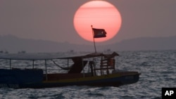 ទូក​ដែល​មាន​ទង់​ជាតិ​កម្ពុជា​​​បើក​ក្នុង​ឈូង​សមុទ្រ​ថៃ​នៅ​ជិត​​ក្រុង​ព្រះសីហនុ។