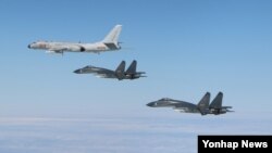 지난해 12월 바스해협과 미야코 해협을 통과하는 정기순찰훈련에 참가한 중국 공군 H-6K 폭격기와 J-11 전투기. (자료사진)