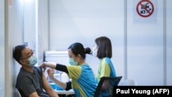 一名男子在香港社區疫苗中心接種中國科興疫苗。