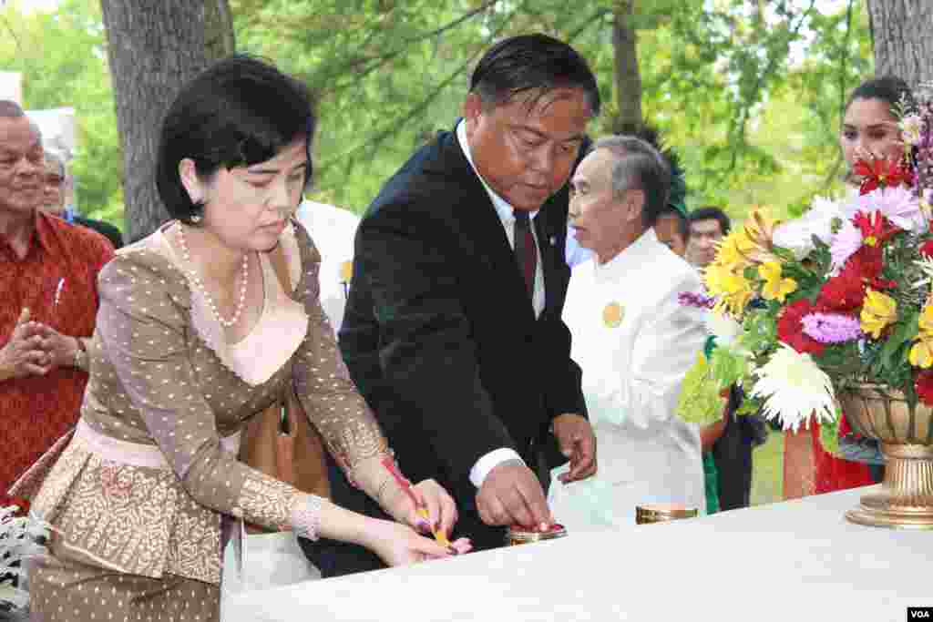 លោក​អគ្គរាជទូត ជុំ ប៊ុនរ៉ុង និង​ភរិយា ក្នុង​ពេល​សម្ពោធ​រូប​សំណាក​ព្រះ​បាទ​ជ័យវរ្ម័ន​ទី៧ ក្នុង​កម្មវិធី​ចូល​ឆ្នាំ​ខ្មែរ នៅ​រដ្ឋធានី​វ៉ាស៊ីនតោន កាលពី​ថ្ងៃអាទិត្យ ទី៣០ ខែមេសា ឆ្នាំ២០១៧។ (ភី សុភាដា/VOA)