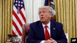 도널드 트럼프 미국 대통령이 15일 백악관 집무실에서 진행된 반범죄 브리핑에서 발언하고 있다.