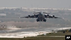 ამერიკული თვითმფრინავი თურქეთის ავიაბაზიდან მიფრინავს. 