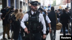 ប៉ូលិស​ប្រដាប់​ដោយ​អាវុធ​ដើរ​ល្បាត​នៅ​កន្លែង​កើត​ហេតុ​នៃ​ការ​វាយប្រហារ​ដោយ​កាំបិត​នៅ​ទីលាន Russell នៅ​ក្នុង​ក្រុង​ឡុងដ៍ ប្រទេស​អង់គ្លេស កាលពី​ថ្ងៃទី៤ ខែសីហា ឆ្នាំ២០១៦។