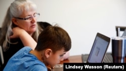 Siswa kelas 4 di Cottage Lake Elementary mencoba mencari tahu instruksi penugasan di laptop-nya saat pembelajaran online yang diterapkan di Distrik Northshore School selama dua minggu akibat corona, di Woodinville, Washington, AS, 11 Maret. 2020. (Foto: R
