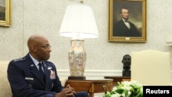 Голова Об’єднаного комітету начальників штабів ВПС США генерал Чарльз Браун на брифінгу щодо України з президентом США Джо Байденом та командою національної безпеки в Овальному кабінеті Білого дому у Вашингтоні, США, 5 жовтня. 2023. REUTERS/Leah Millis