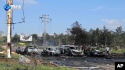 Foto yang dirilis oleh Kantor Berita Thiqa menunjukkan kendaraan yang hangus dan hancur di lokasi ledakan yang menurut TV Suriah menewaskan setidaknya 39 orang di kawasan Rashidin, sebuah distrik yang berada di bawah kontrol pemberontak di luar kota Aleppo, Suriah, 15 April 2017 (foto: Kantor Berita Thiqa via AP)