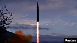 북한 국방과학원은 28일 오전 자강도 룡림군 도양리에서 새로 개발한 극초음속미사일 '화성-8형' 시험발사를 진행했다며 사진을 공개했다.