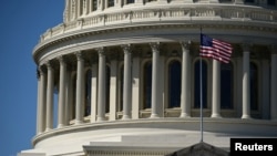 워싱턴 D.C. 미 연방 의사당 경내에 성조기가 게양돼 있다. (자료사진)