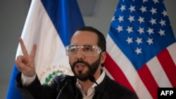 El presidente de El Salvador, Nayib Bukele, habla durante una conferencia de prensa, el 26 de mayo de 2020.